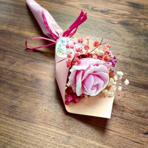 🌸 Mydlana Różyczka w Rożku – drobny upominek